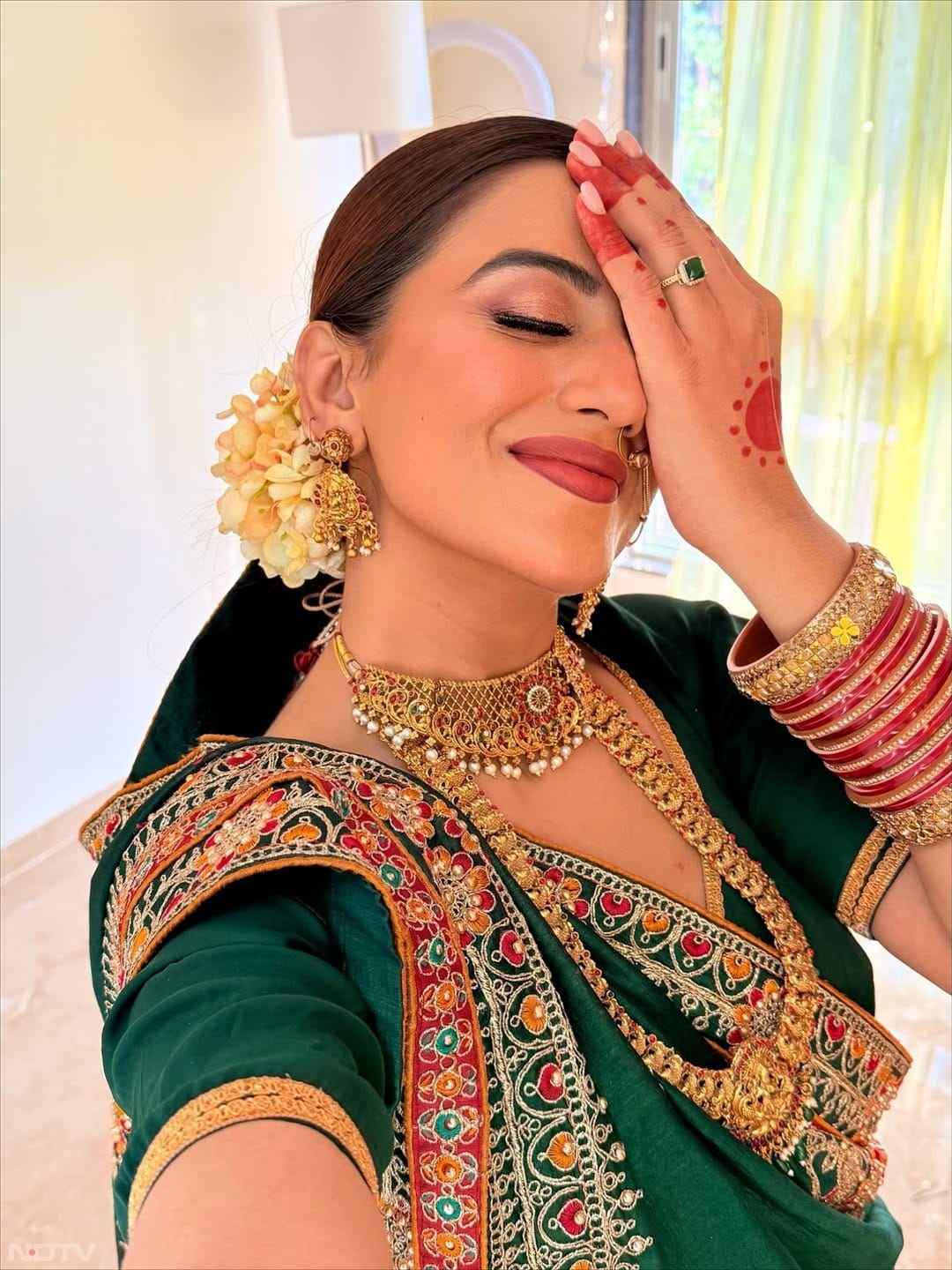 अगर आप भी इस छठ पूजा पर कुछ अलग और हटके दिखना चाहती हैं तो भोजपुरी एक्ट्रेसेस के फैशन को कॉपी कर सकती हैं. aksharasingh/Instagram