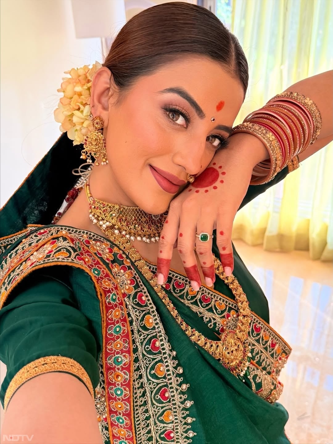 भोजपुरी सिनेमा की कई ऐसी एक्‍ट्रेसेस हैं, जो हर साल छठ के मौके पर ट्रेडिशनल लुक में फैंस का दिल जीत लेती हैं. aksharasingh/Instagram