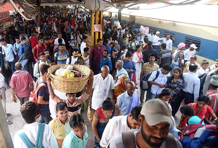 पटना:  छठ पूजा के लिए ट्रेन से उतरकर पटना जंक्शन रेलवे स्टेशन से बाहर निकलते हुए यात्री. (पीटीआई फोटो)