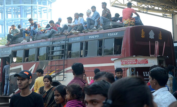 रांची: बिरसा मुंडा बस टर्मिनल पर भी भारी भीड़ देखने को मिली (पीटीआई फोटो)