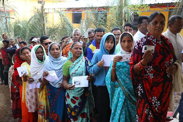 Chhattisgarh Election 2023: छत्तीसगढ़ में पहले चरण का मतदान जारी, 80 साल के वोटर्स में भी दिखा जोश-Photo