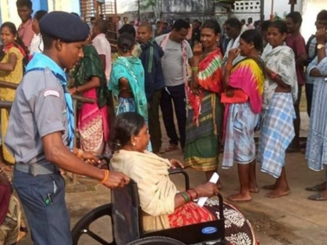 Chhattisgarh Election 2023: छत्तीसगढ़ में पहले चरण का मतदान जारी, 80 साल के वोटर्स में भी दिखा जोश-Photo