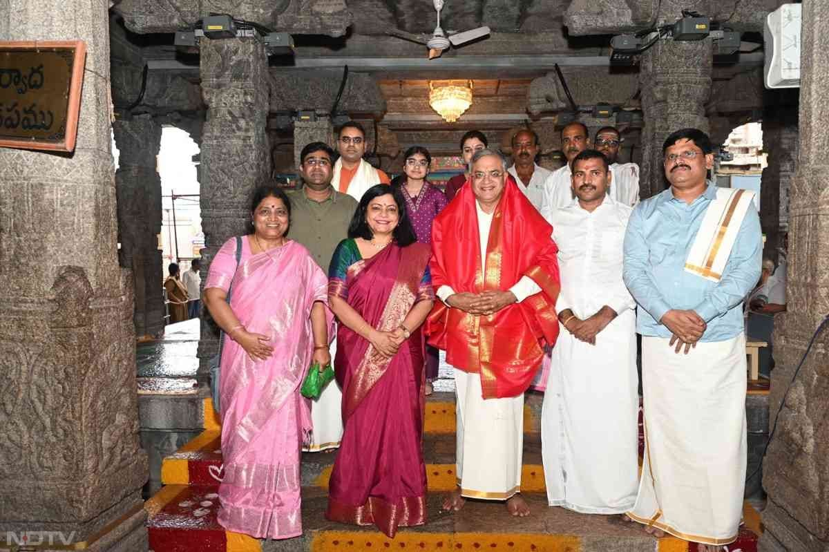 तिरुपति पहुंचे मुख्य चुनाव आयुक्त ज्ञानेश कुमार, 5 राज्यों में सफल चुनाव के बाद किए भगवान वेंकटेश्वर के दर्शन