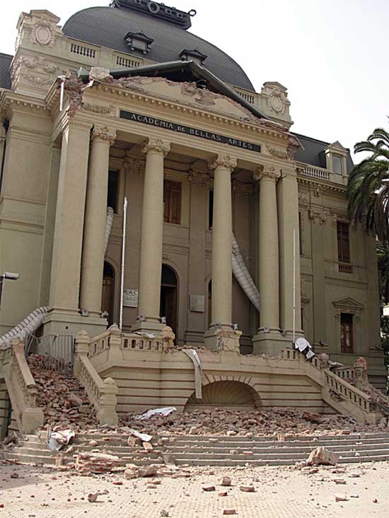 A general view of the Museum of Fine Arts in downtown Santiago shows the damaged caused by the huge 8.8-magnitude earthquake. (AFP Photo)