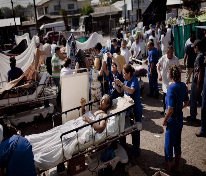 Patients of Tacla Hospital, including those injured in the devastating earthquake, being treated outside of the facility which was damaged severely by the quake. (NYT Photo)