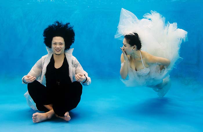 Photo of the couple taking the plunge underwater in Shanghai.