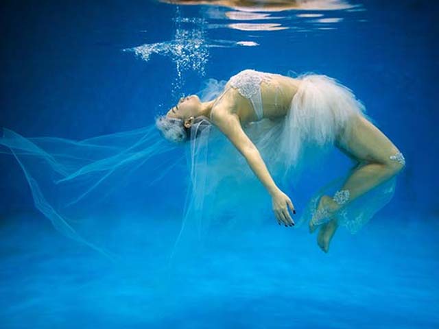 Underwater Wedding: The Floating Chinese Couple