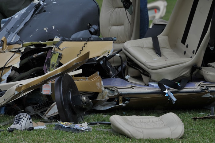 An officer of the Brazilian Air Force inspects a helicopter of Record TV network that plunged to the ground. The Record TV helicopter was destroyed after going down next to the track of Sao Paulo's Jockey Club horse racing complex, a few hundred yards (meters) from heavy traffic on the thoroughfare. (AFP photo)