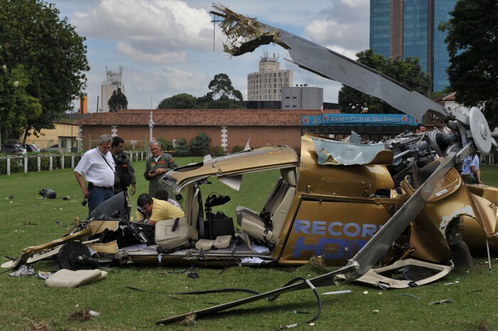 Experts and officers of the Brazilian Air Force inspect the helicopter of Record TV network. The crash happened near the peak morning commute on the Marginal Pinheiros, one of Sao Paulo's busiest highways. (AFP photo)