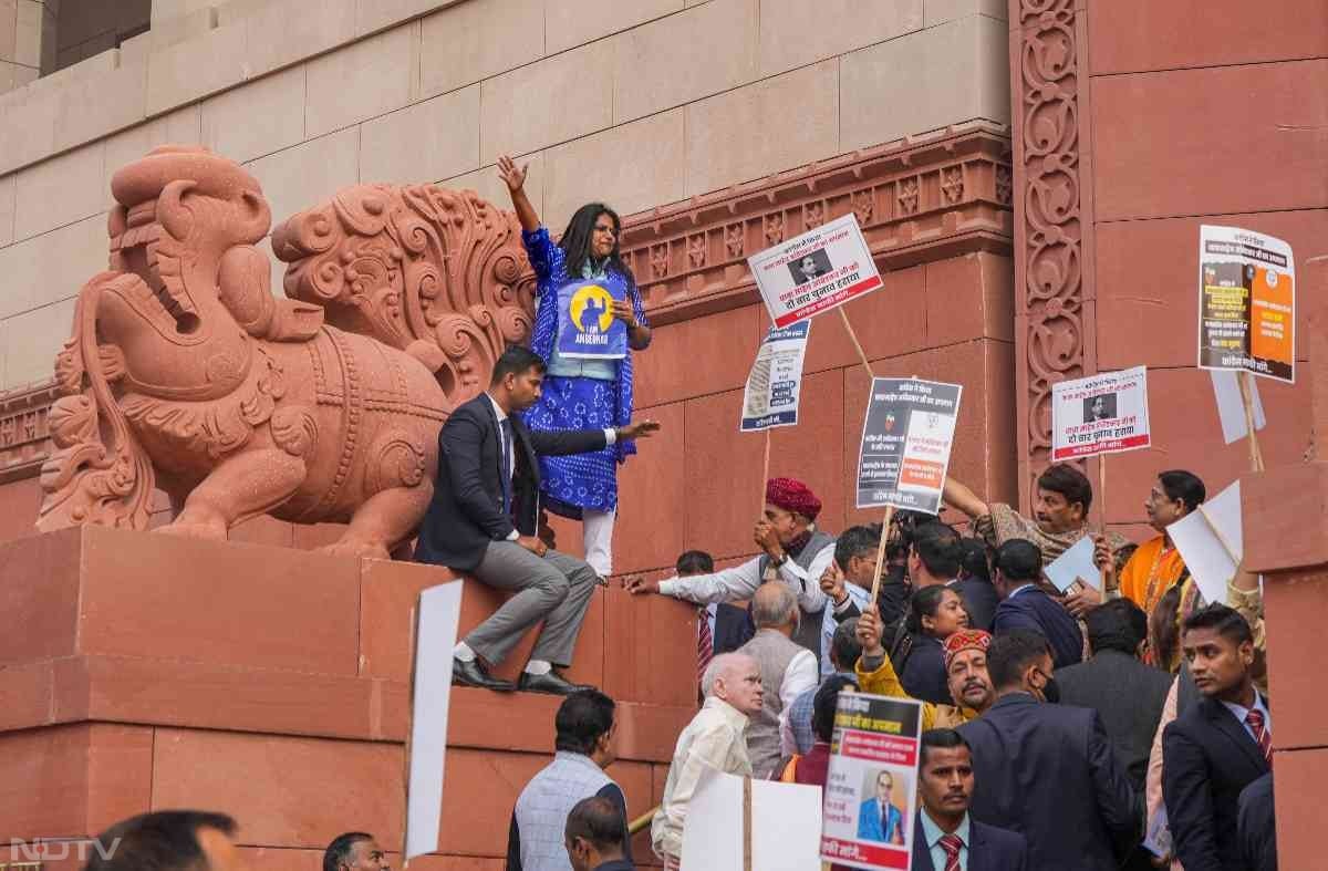 बीजेपी सांसदों का कहना है कि जिस तरह से हाथापाई हुई है उसके बाद इस मामले में कानूनी कार्रवाई पर विचार करेंगे.