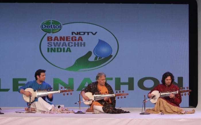 Ustad Amjad Ali Khan and his sons Amaan and Ayaan lent their support to the Swachh India campaign. The Sarod Maestro said that what we are doing today should have started 50 years ago. Amaan Khan added that where there is a cleanliness, God will reside there. Their enthralling performance at the Cleanathon was an attempt to get people to embrace hygienic habits.