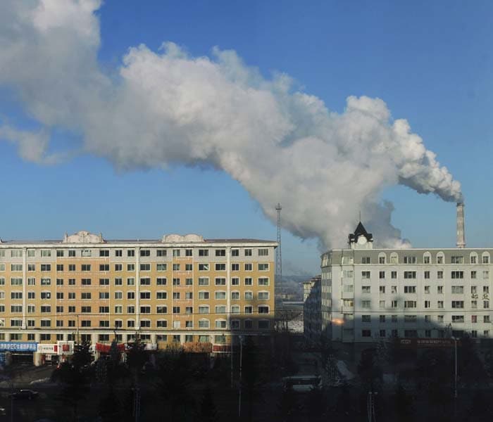 This picture taken on November 25, 2009 shows chimneys emitting smoke in the city of Hegang in China's industrial northeast province of Heilongjiang. The EU said on November 30, 2009 that cataclysmic climate change cannot be averted without Chinese leadership, as the two sides wrapped up a summit with China defending its efforts against global warming. (AFP photo)
