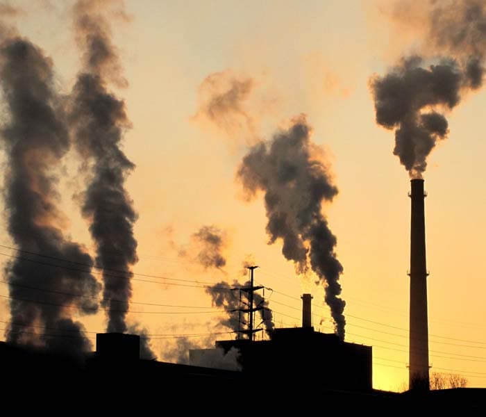 Smoke billows from several chimneys at a factory in Jilin, in north China's Jilin province on November 29, 2009. The EU said on November 30 cataclysmic climate change cannot be averted without Chinese leadership, as the two sides wrapped up a summit with China defending its efforts against global warming. (AFP photo)