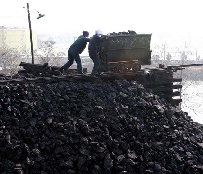Workers prepare to pile up the coal for processing at a mine yard in Huaibei, central China's Anhui province on November 24, 2009. China remains reliant on coal to feed its energy-hungry economy, experts said, even as it talks of its commitment to clean energy ahead of the key climate change talks in Copenhagen. (AFP photo)