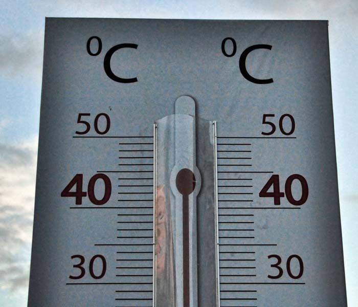 View of a fake thermometer reading 40 Celsius degrees outside La Moneda presidential palace in Santiago, Chile, on November 24, 2009. Chilean government installed the five-meter high thermometer to raise citizens' consciousness about climate change and energy saving in the framework of "Chile needs people from another planet" campaign. (AFP photo)