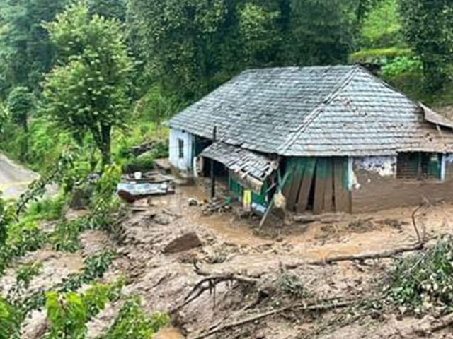 हिमाचल प्रदेश के सोलन और मंडी में बादल फटा, 12 लोगों की गई जान