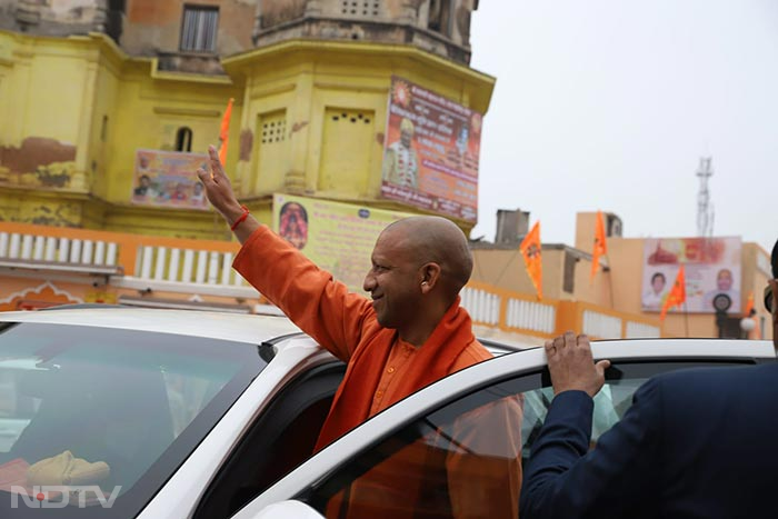 शुक्रवार सुबह रामनगरी पहुंचने पर स्थानीय जनप्रतिनिधियों व प्रशासनिक अधिकारियों ने उत्तर प्रदेश के मुख्यमंत्री योगी आदित्यनाथ का स्वागत किया.