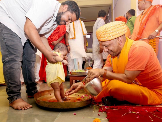 महा नवमी पर सीएम योगी ने किया कन्या पूजन, देखें ये मनमोहक तस्वीरें