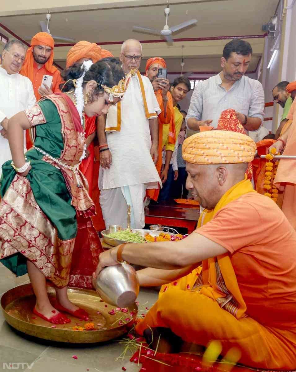 सीएम योगी ने कन्याओं को पूजने से पहले उनके पैर धुलवाए.