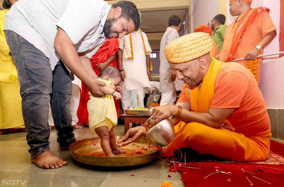 गोरखपुर के मंदिर में सीएम योगी ने महा नवमी के दिन कन्या पूजन किया.