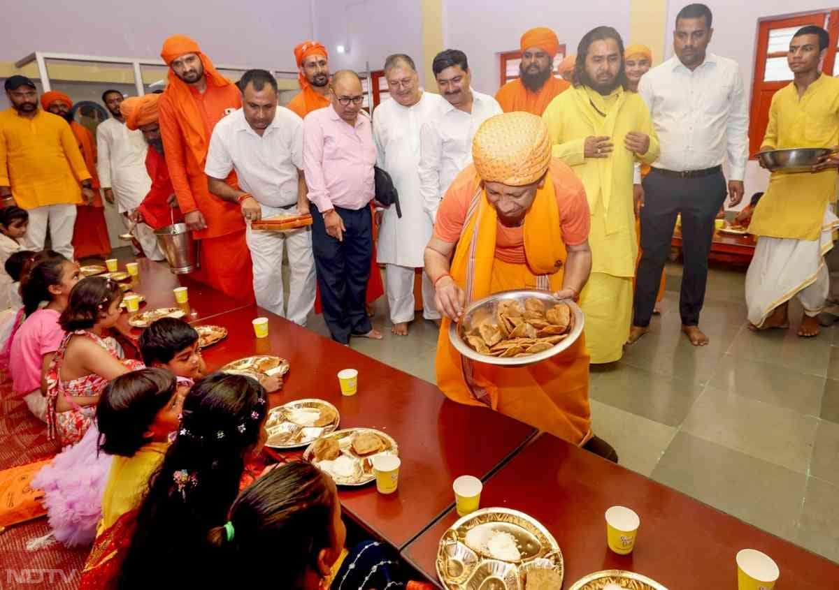 इसके बाद सीएम योगी आदित्यनाथ ने कन्याओं को भोग लगाया और प्रसाद दिया.