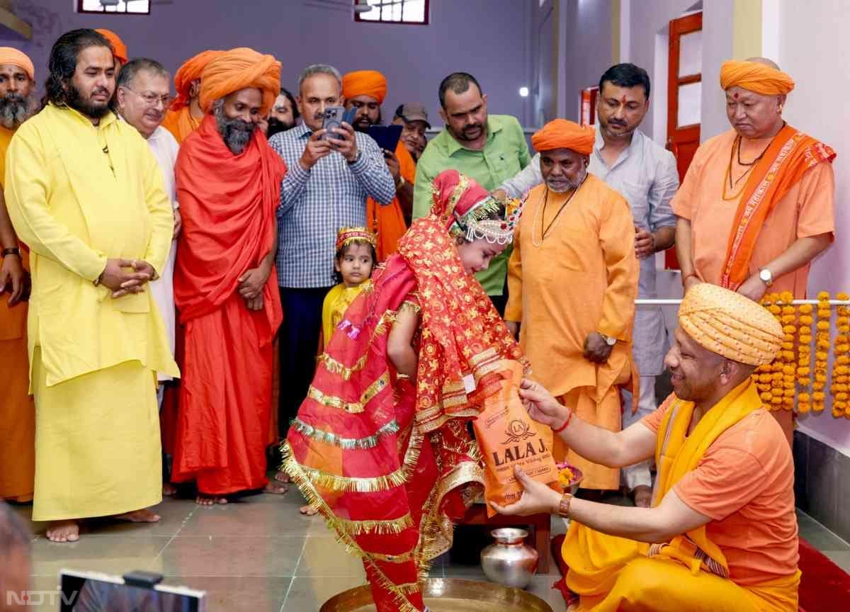 साथ ही सीएम योगी ने कन्याओं को माता रानी की लाल चुनरी भी दी.