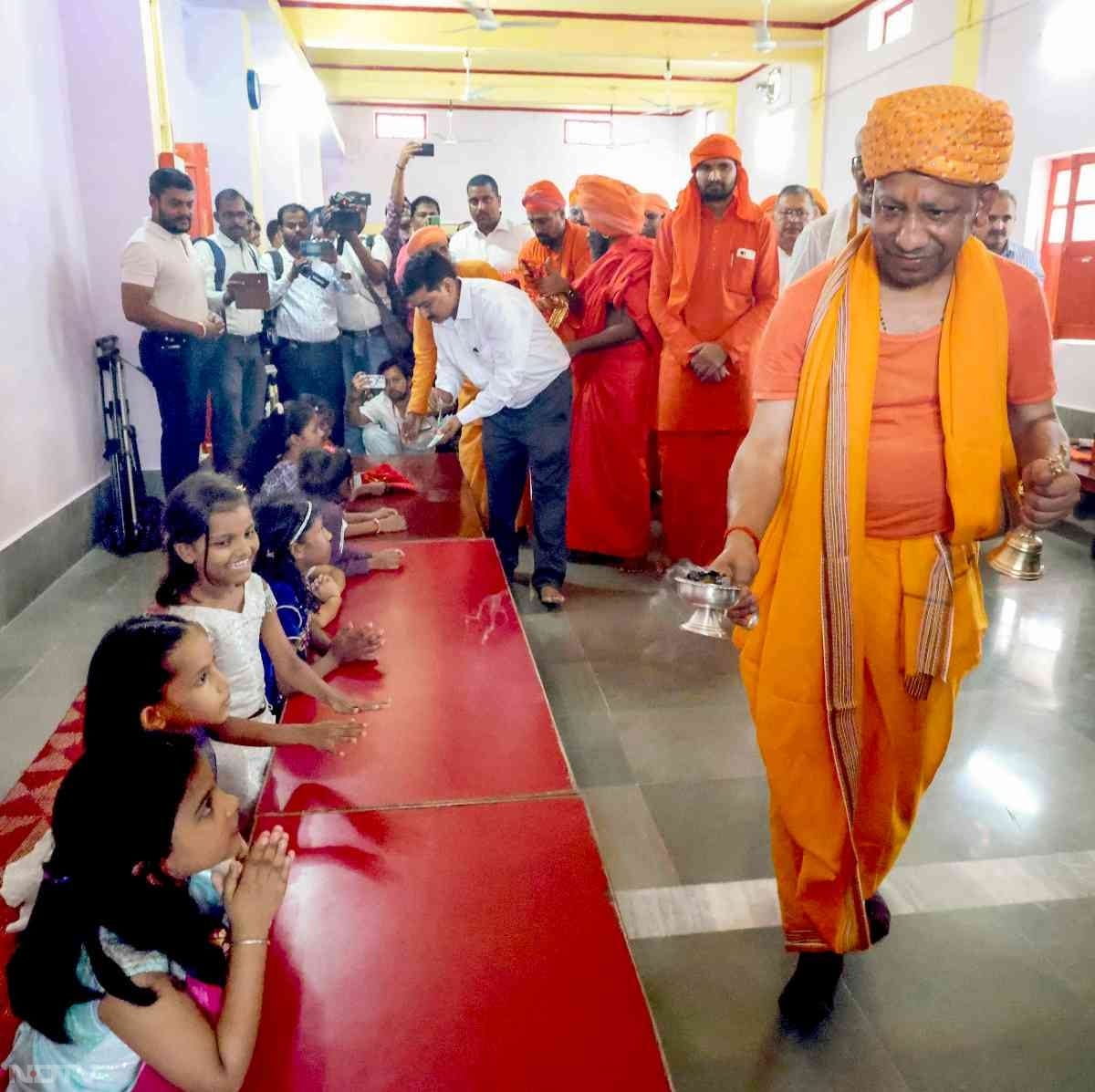 सीएम योगी ने पूजा अर्चना के बाद कन्याओं को भोग लगाया.