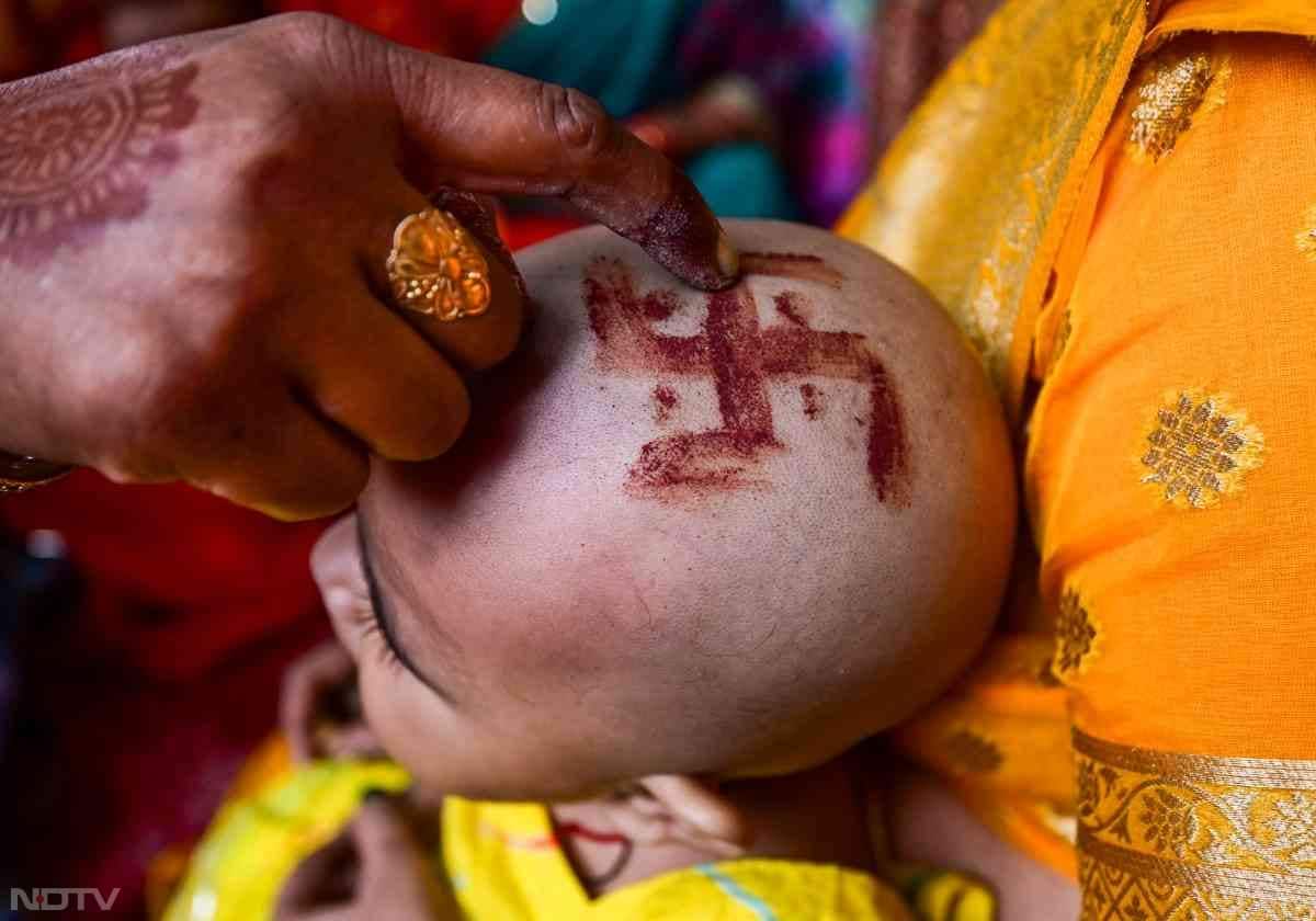 कई लोगों ने महा नवमी पर अपने बच्चों का मुंडन कराया.