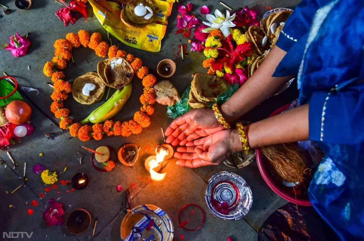 साथ ही कई लोगों ने पूजा अर्चना की.