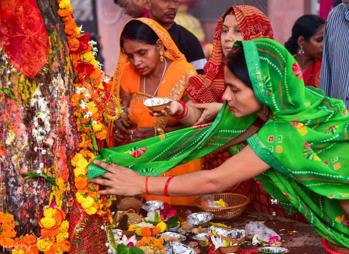 महिलाएं भी मंदिरों में महा नवमी के मौके पर पूजा अर्चना करते हुए नजर आईं.