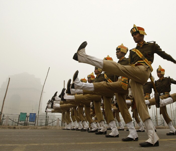 Indian Paramilitary soldiers practice in dense fog near the India Gate monument ahead of the Republic Day parade in New Delhi.(AP photo)