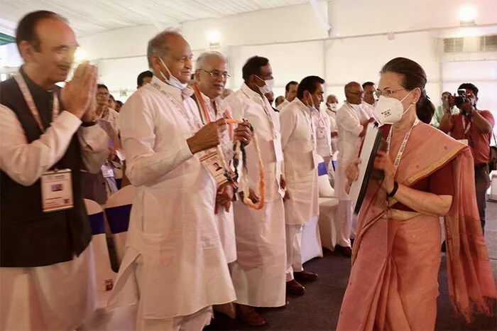 राजस्थान के मुख्यमंत्री अशोक गहलोत उदयपुर में पार्टी के चिंतन शिविर में कांग्रेस अध्यक्ष सोनिया गांधी का स्वागत करते हुए.