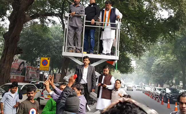 Photo : विधानसभा चुनाव 2018: रुझानों में कांग्रेस को बढ़त, दिल्‍ली कार्यालय के बाहर जश्‍न शुरू