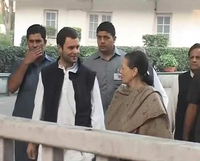 Key Congress meet today; Sonia, Rahul and ministers travel by bus