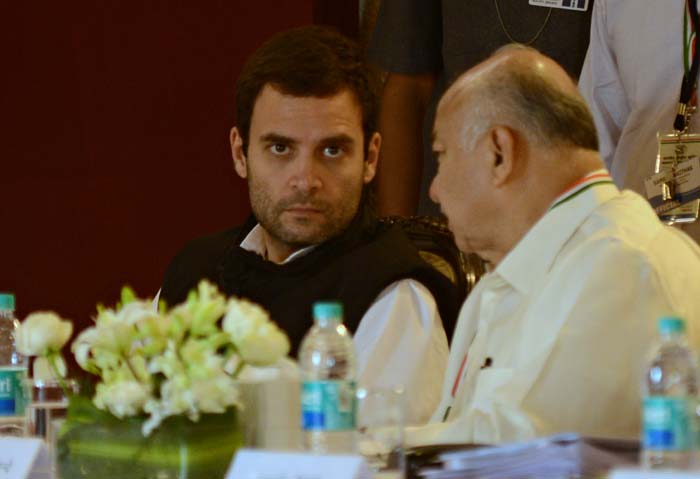 Key Congress meet today; Sonia, Rahul and ministers travel by bus