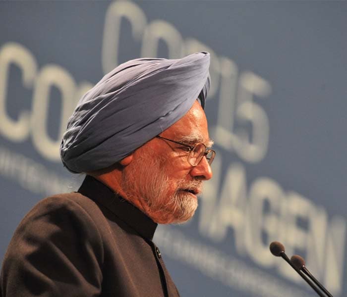 It also mentions short-term funding of roughly $30 billion over three years beginning in 2010 to help developing countries adapt to climate change and shift to clean energy.<br><br>Prime Minister Manmohan Singh in his speech on Friday had urged richer nations not to abandon the principles of the 1997 Kyoto Protocol. Developed nations already covered by the 1997 Kyoto Protocol (the U.S. is not included) would have their emissions cuts monitored and would face possible sanctions if they fail to meet them. (AFP Photo)