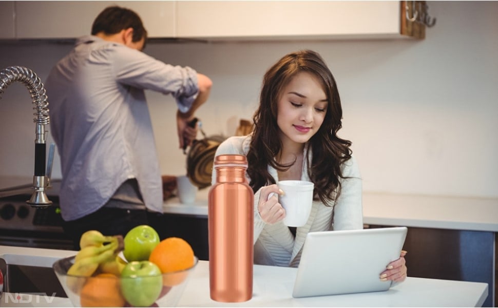 1. तांबे की बोतल सिर्फ गुनगुने या कमरे के तापमान वाले पानी के लिए तो ठीक मानी जाती है, लेकिन गरम पानी के लिए नहीं.