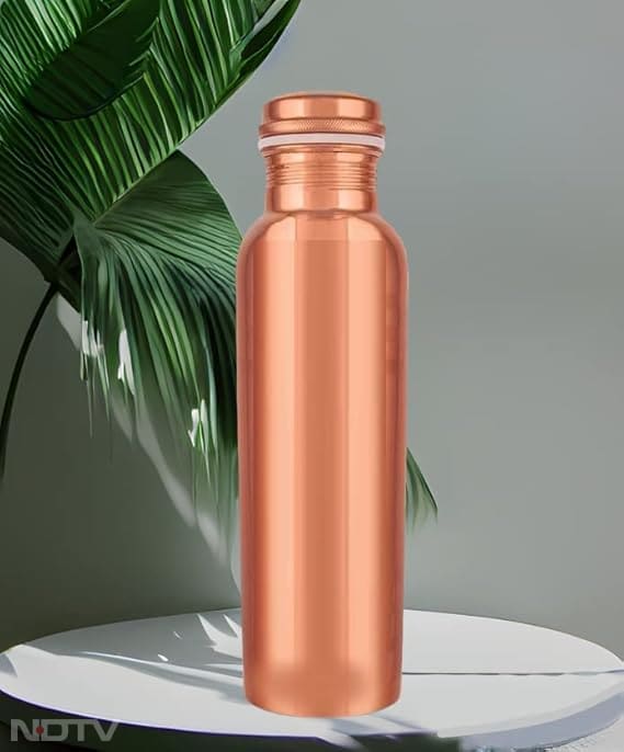 6. पानी को तांबे की बोतल में 6-8 घंटे रखें, तब यह एंटी-बैक्टीरियल गुणों वाला "कॉपर चार्ज्ड वॉटर" बनता है.