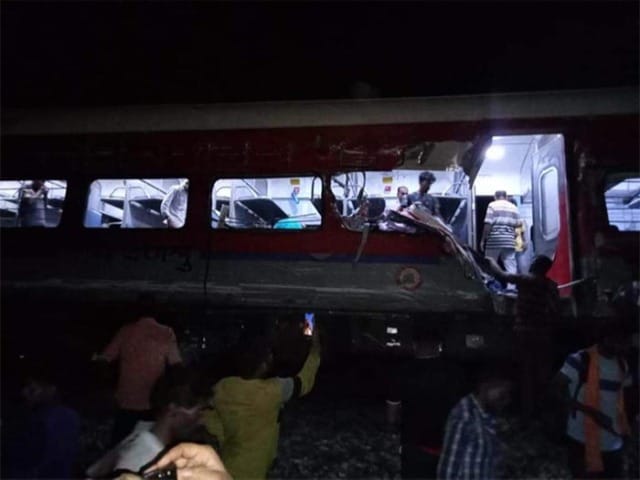 Photo : ओडिशा में ट्रेन हादसा: पटरी से उतरी कोरोमंडल एक्सप्रेस, 803 से अधिक घायल, देखें तस्‍वीरें