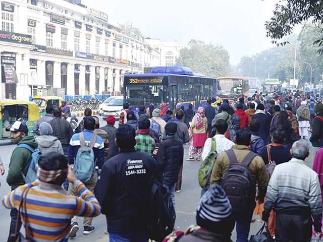 Photo : कोरोना: दिल्‍ली में पाबंदियों के चलते लोग हुए परेशान, मेट्रो के बाहर दिखीं लंबी कतारें