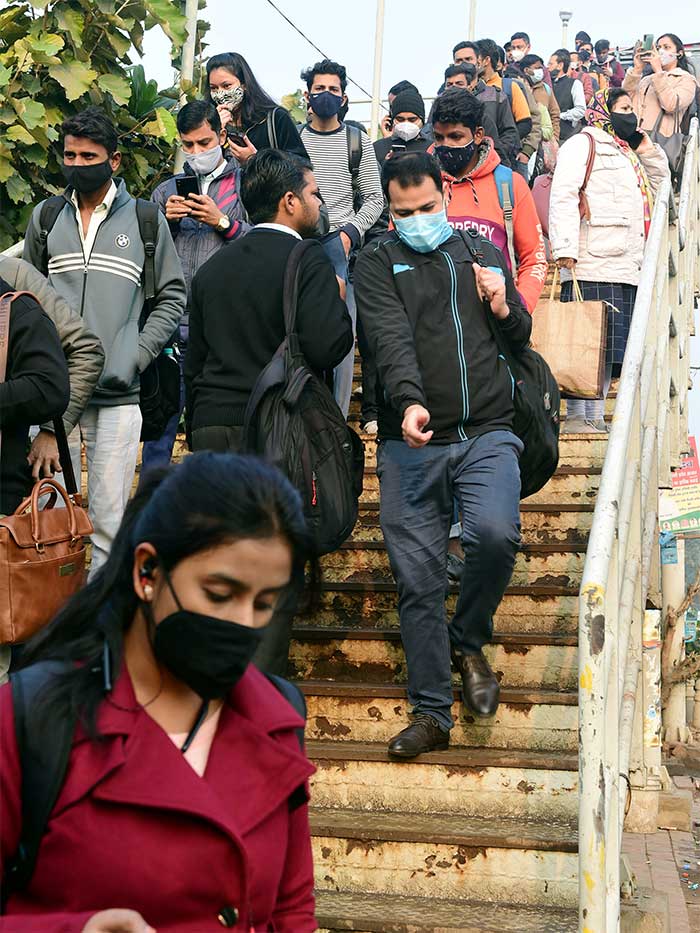 कोरोना: दिल्‍ली में पाबंदियों के चलते लोग हुए परेशान, मेट्रो के बाहर दिखीं लंबी कतारें