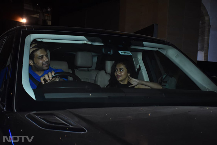 Tejasswi Prakash and Karan Kundrra were pictured outside their new house in Bandra. (Image Courtesy: Varinder Chawla)