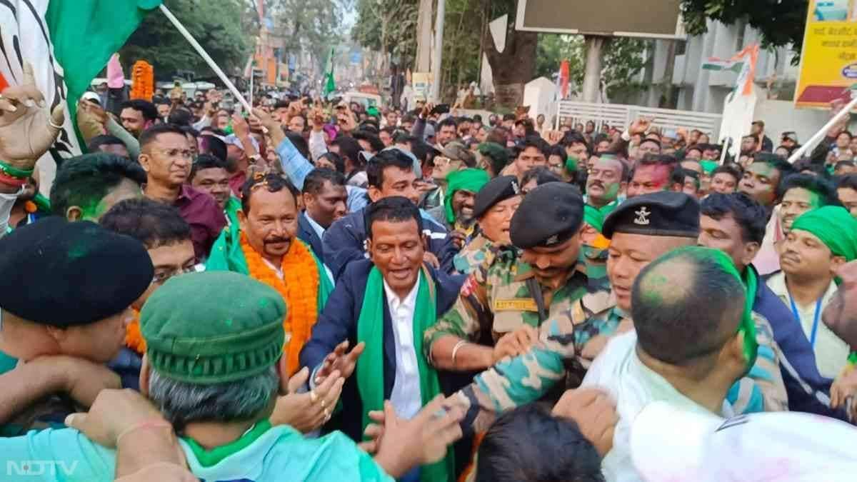 Jharkhand Mukti Morcha (JMM) and Congress workers celebrate INDIA bloc's win in Jharkhand