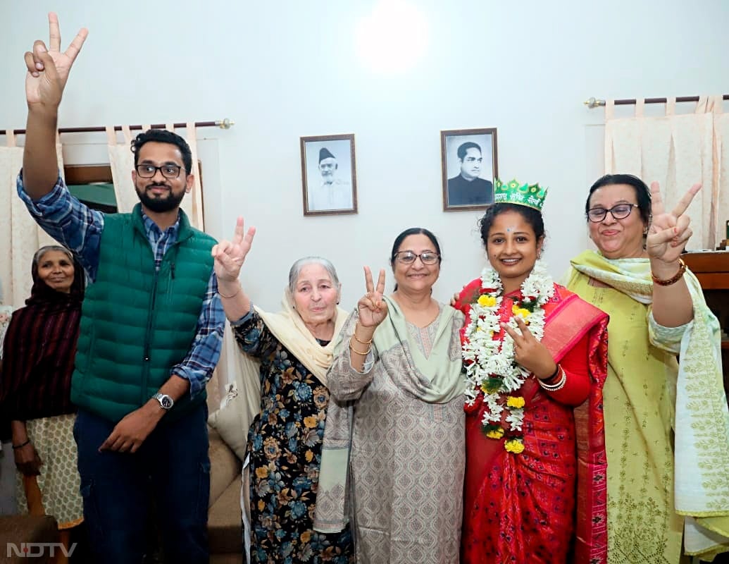 Hemant Soren's wife, Kalpana Soren along with her family show victory sign as they celebrate party's win in Jharkhand