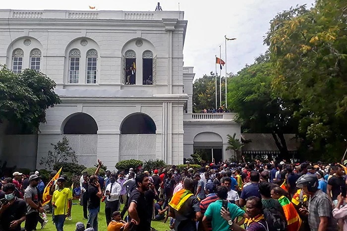 श्रीलंका में गहराया संकट, राष्ट्रपति भवन में घुसे प्रदर्शनकारी, देखें तस्वीरें