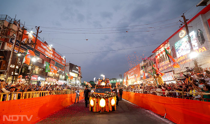 जबलपुर में पीएम मोदी के रोड शो में उमड़ा जनसैलाब, हर तरफ गूंजे 'मोदी-मोदी' के नारे