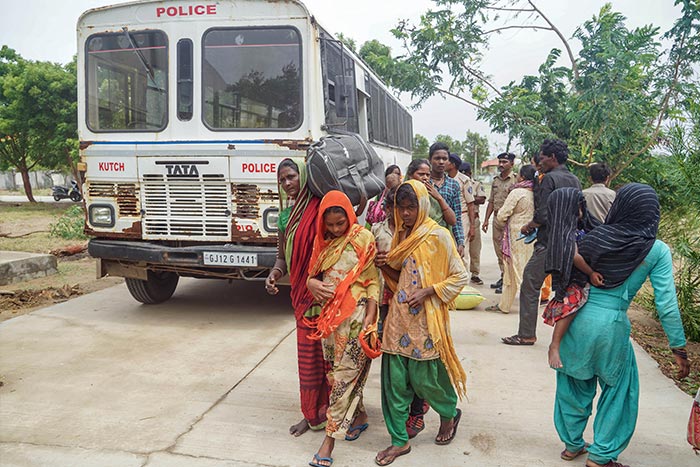 गुरुवार को चक्रवात बिपरजॉय के मद्देनजर कच्‍छ के तटीय और निचले इलाकों से निकाले जाने के बाद लोगों को आश्रय घरों तक पहुंचा दिया गया है. फोटो: पीटीआई