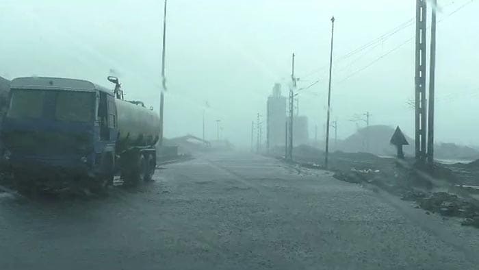 Cyclone Biparjoy: गुजरात में तेज़ हवा और भारी बारिश से उखड़े पेड़, देखें तस्वीरें