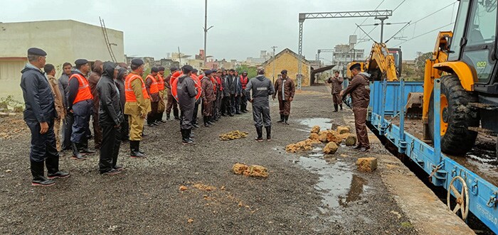 कच्छ में चक्रवात बिपरजॉय के दस्तक देने के बाद मांडवी समुद्र तट पर तैनात पुलिसकर्मी. (फोटो: एएनआई)