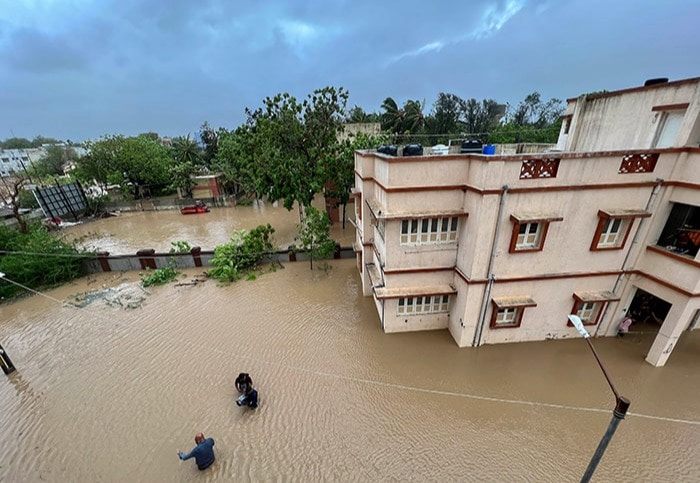 कच्छ: कच्छ जिले में शुक्रवार को चक्रवात बिपरजॉय के आने के बाद हुई भारी बारिश के बाद एक क्षेत्र में जलभराव देखने को मिला. (पीटीआई फोटो)